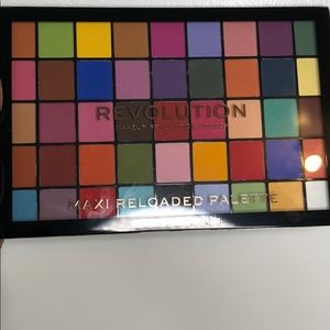 Makeup Revolution Maxi Reloaded Palette